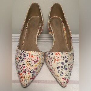 Beautiful cream and colorful flower heels size 8.